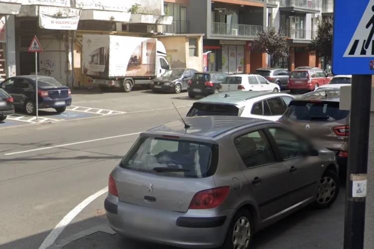 Haos la o intersecție din Cluj-Napoca: Mașinile urcate pe trotuar taie vizibilitatea, iar șoferii intră „pe ghicite” în trafic ca să vadă