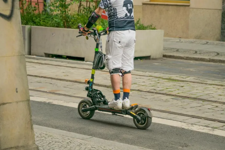 Accidentul care așteaptă să se întâmple în Baza Sportivă din Cluj-Napoca: Trotinete cu peste 25 km/h trec la câțiva centimetri de copiii cu biciclete mici