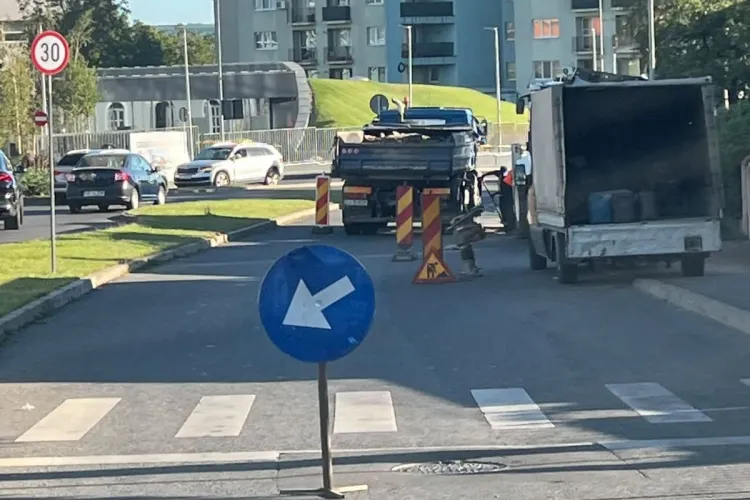 Șofer revoltat, după ce o bandă de circulație a fost blocată în prima zi de școală în Cluj-Napoca: „Niște minți luminate”
