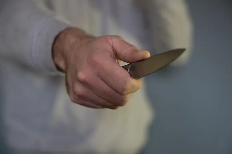 Apucături de interlop pentru un tânăr de 15 ani, aflat în arest. A evadat, s-a dus peste fosta iubită și a scos un cuțit