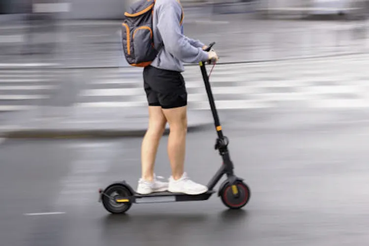 Pericol pe trotuarele din Cluj! O clujeancă a fost la un pas să fie lovită pe trecere de o trotinete electrică: „Trotineta se transformă într-o armă”