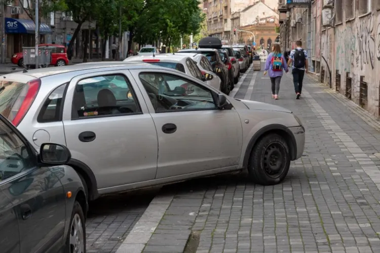 Clujenii, exasperați de parcările „după ureche”. O intersecție a devenit un adevărat pericol: „Nu vezi nimic nici în stânga, nici în dreapta!”