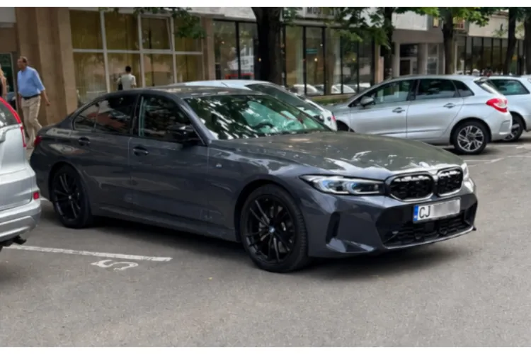 Parcare „creativă” în Cluj-Napoca! Un BMW a fost lăsat de-a curmezișul și blochează mai multe locuri