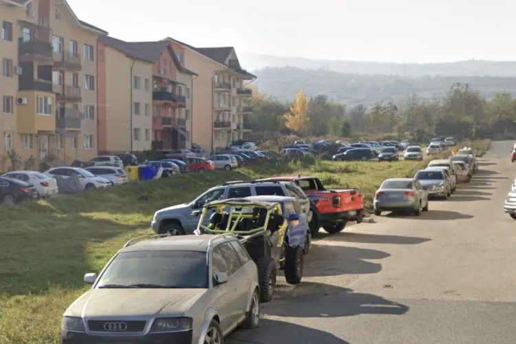 Coșmarul unei intersecții din Cluj-Napoca: Mașinile parcate pe trotuar taie vizibilitatea, iar șoferii ies în stradă pe ghicite. Ce cer acum locuitorii