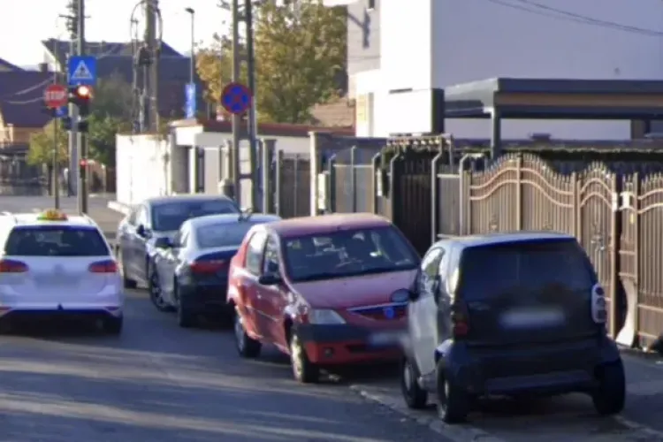 Clujenii, revoltați de mașinile parcate pe trotuar pe o stradă din Cluj-Napoca: „Nici măcar bun simț să lase loc pentru pietoni”