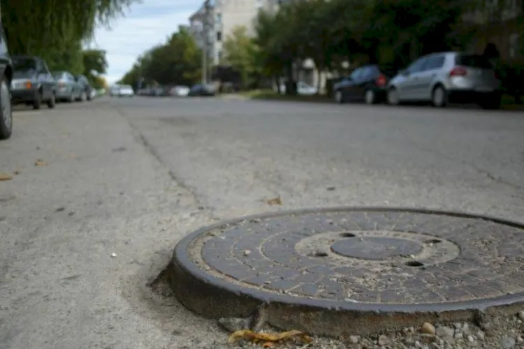 Zgomot infernal și risc pentru șoferi pe o stradă din Cluj-Napoca! Un capac de canalizare „joacă” în ramă la fiecare mașină care trece