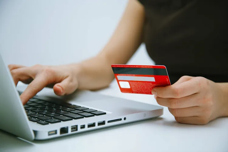 Românii, între telefon și portofel: Aproape jumătate plătesc cu Google Pay sau Apple Wallet, dar un sfert nu se despart de bani cash. Ce arată sondajul