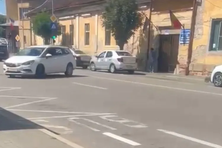 VIDEO. Unui clujean le bate obrazul taximetriștilor din Dej: „Întorc pe linie continuă, apoi se plâng că Poliția îi amendează! Regulile sunt pentru toți”