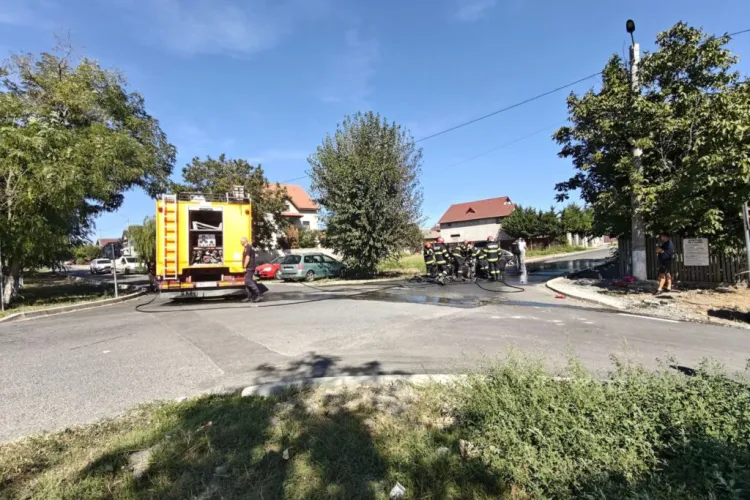 VIDEO. Mercedes de lux înmatriculat în Cluj, mistuit de flăcări. Șoferul a ajuns la spital. Copiii din mașină au scăpat doar cu o sperietură