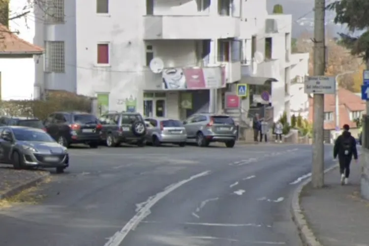 O stradă din Cluj-Napoca s-a transformat într-o capcană: Marcajul e aproape invizibil, iar mașinile taie curba și ajung fix pe banda din sens opus