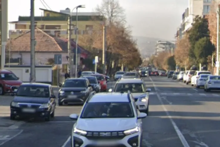 Scandal pe o stradă din Cluj-Napoca: șoferii coboară din mașini și le lasă cu motorul pornit minute în șir. Un clujean a sesizat autoritățile și cere contr