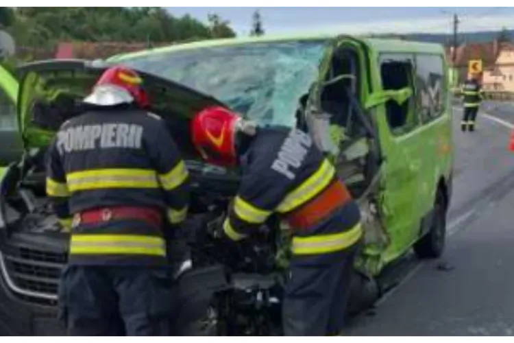 Elicopterul SMURD, chemat după un accident grav între un microbuz și un autocamion. Patru persoane au fost rănite 
