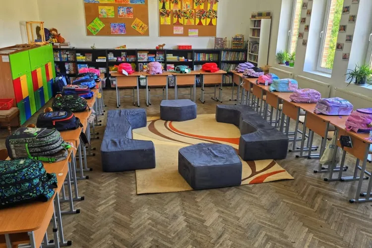 Surpriză pentru copiii dint-o comună din Cluj chiar înainte de prima zi de școală: 72 de ghiozdane pline cu rechizite, împărțite gratuit familiilor