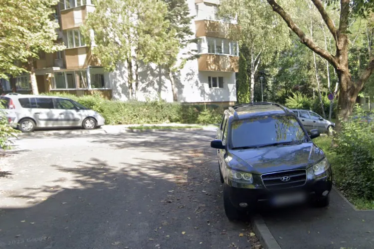 „Ruleta rusească” de pe o stradă din Cluj-Napoca: Șoferii ies pe contrasens ca să treacă de mașinile parcate ilegal: „Nu există vizibilitate”