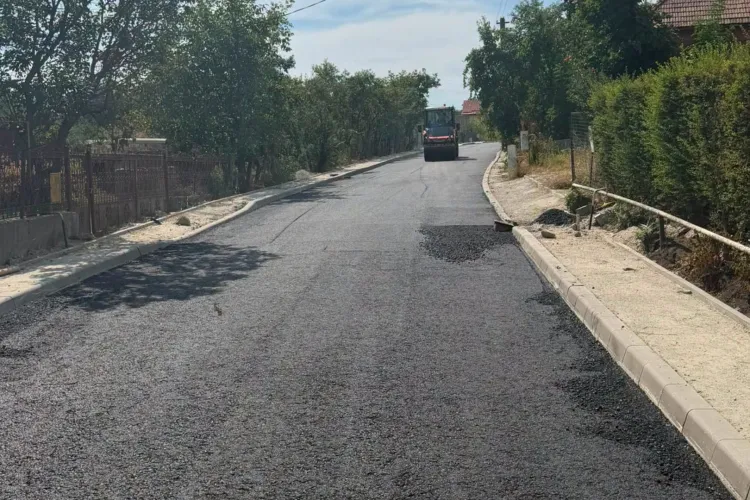Strada Cloșca din Pata prinde contur! A început asfaltarea carosabilului, într-un proiect de aproape 100 de milioane de lei