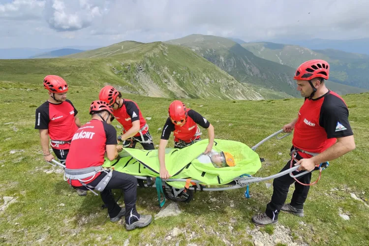 Șase oameni salvați și o persoană găsită moartă pe munte în doar 24 de ore! Salvamontiștii clujeni au fost chemați și ei de urgență pentru a interveni