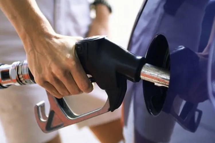 Cutremur la pompă! Motorina a spart pragul de 10,4 lei, benzina e la câțiva bani de 10 lei. Toate benzinăriile au scumpit vineri, iar iarna abia începe