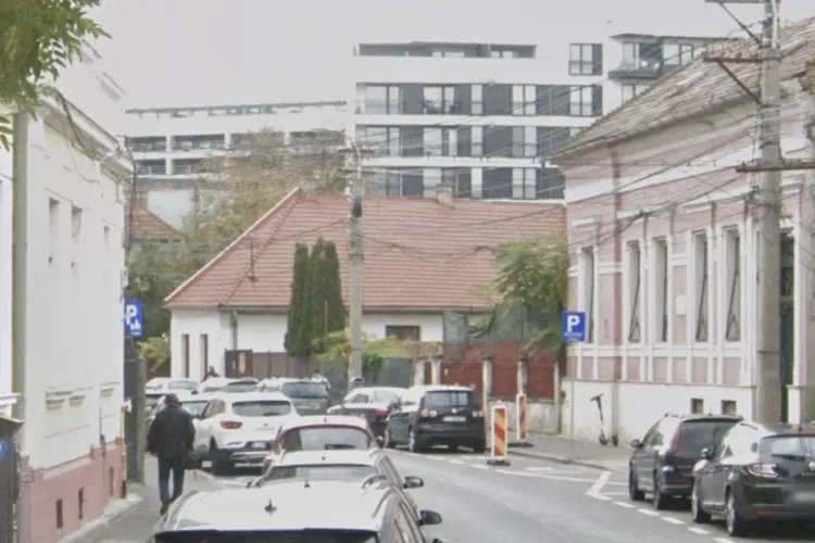 Scandal pe o stradă din Cluj: Părinții își lasă mașinile pe avarii la ieșirea copiilor de la școală, iar clujenii cu abonament rămân fără loc