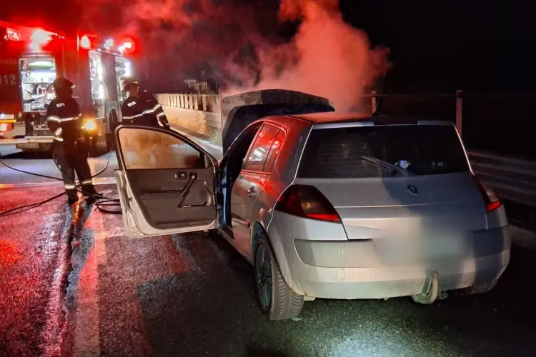 O mașină a luat foc din senin pe autostrada A3 din Cluj, în timpul mersului: Oamenii au reușit cu greu să iasă din mașina cuprinsă de flăcări