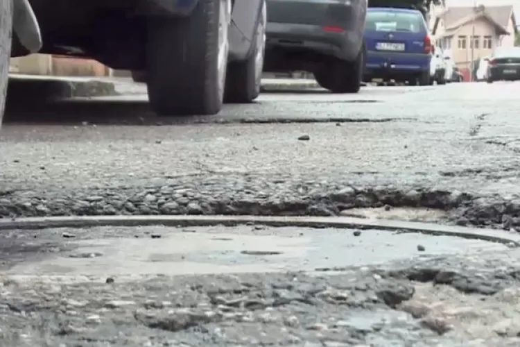 Lucrare proaspătă, probleme vechi! Capacele de canal au rămas sub asfalt pe o stradă din Cluj-Napoca