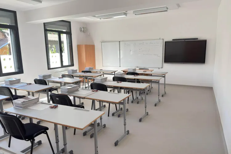 Școală ca-n oraș, într-un sat din Cluj! Elevii au acum săli moderne și teren de sport, renovate din fonduri UE (FOTO)