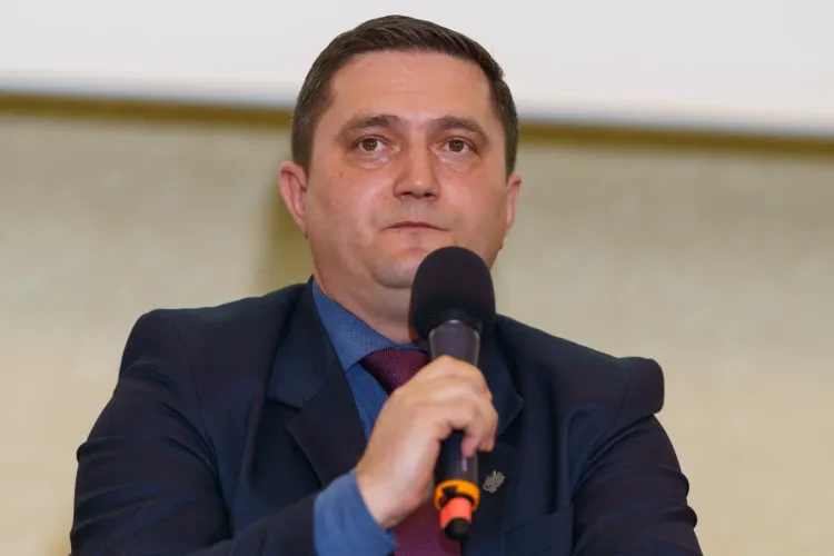 Senator clujean, atac dur la șefa IȘJ, după ce a cerut școlilor să „asigure” elevi la slujbă: „A avut și proiectul cu aparatul care scana palmele elevilor”