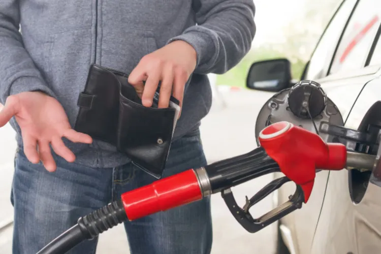 Carburanții s-au scumpit din nou în România: benzina a atins cel mai mare preț din istorie. Românii, tot mai „încercați” la buzunare