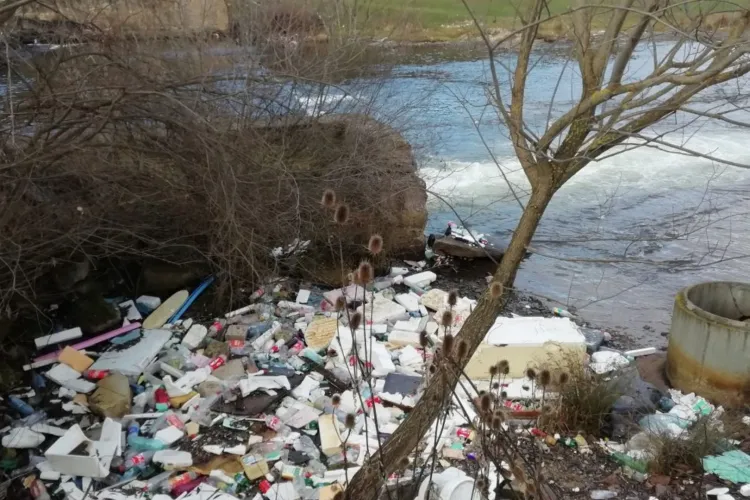 Mizerie de nedescris pe malul Someșului: Un clujean cere socoteală autorităților pentru mizeria care se adună în zona unde înnoptează persoane fără adăpost
