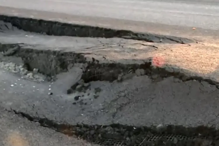 Crater uriaș pe Autostrada A10 Sebeș-Turda! Asfaltul se surpă din nou în același loc, traficul este restricționat, iar reparațiile întârzie de luni de zile