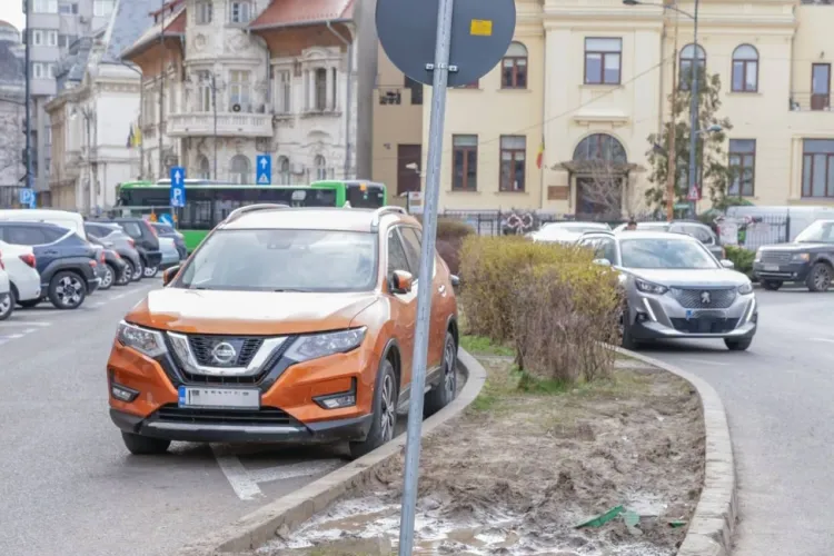 Mașini parcate pe banda 1 într-o zonă din Cluj! Un localnic cere montarea de stâlpișori