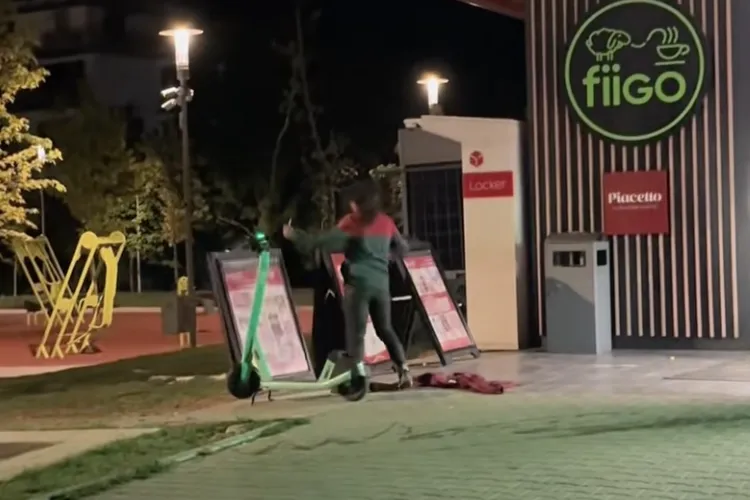VIDEO. O femeie a făcut prăpăd în fața unui magazin din Cluj-Napoca! De la trotinete la panouri publicitare aceasta a distrus tot: „Paznicii stau!”