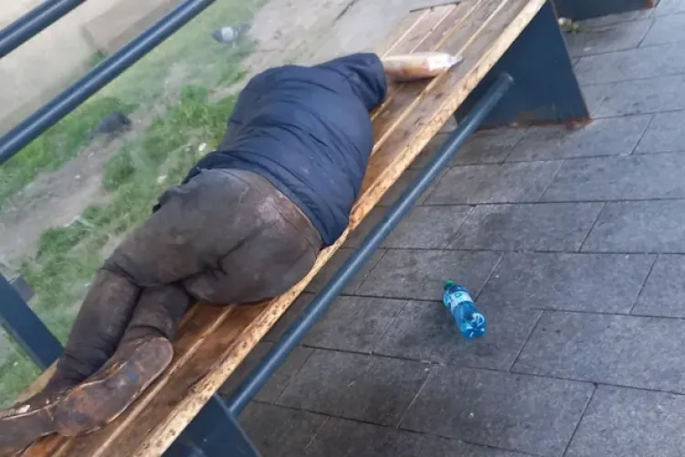 Probleme în zona Gării din Cluj-Napoca! Oamenii străzii dorm pe bănci și îi sperie pe trecători. „Trebuie găsită o soluție”