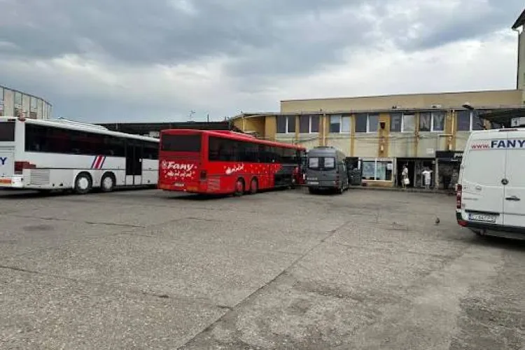 Momente de panică în autogara din Cluj-Napoca! Un clujean a fost amenințat de cerșetorii din zonă: „Să-mi văd de drumul meu, până nu ma împinge el”