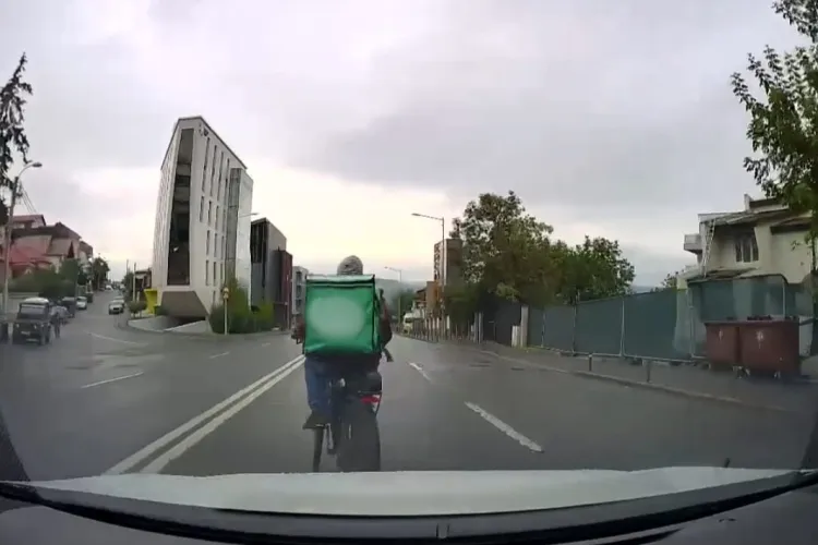 VIDEO. Curier, la un pas să fie luat pe capotă în Cluj! A schimbat brusc direcția, fără să se asigure