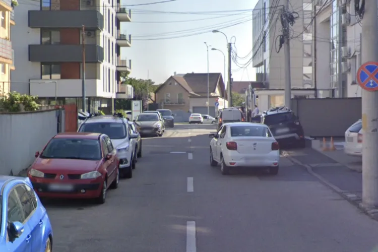 Coșmarul pietonilor de pe o stradă din Cluj-Napoca! Mașini urcate pe trotuar și gropi la tot pasul: „Pietonii sunt puși în pericol”
