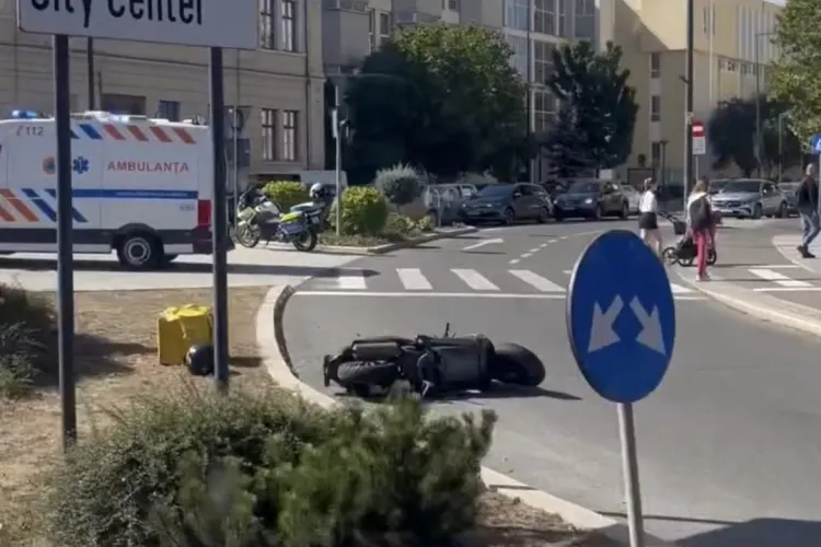 VIDEO. Accident grav în Cluj-Napoca: scuterul unui livrator de mâncare a fost lovit în plin. Ambulanță la fața locului