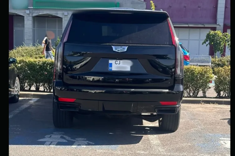 „Bizon” cu tupeu în parcarea de la VIVO! Cluj: Un Cadillac a ocupat două locuri destinate părinților cu copii