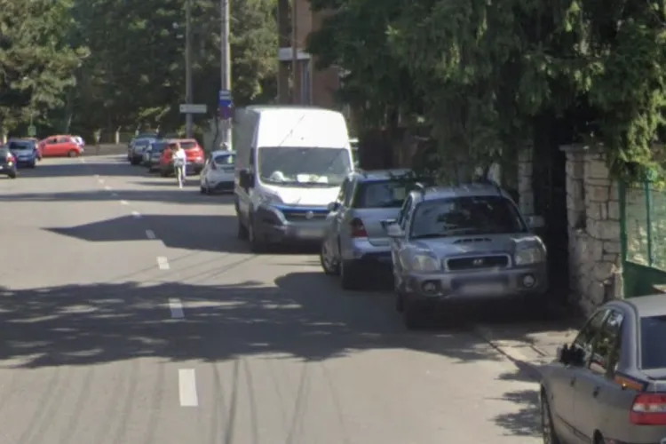 Haos pe o stradă din Cluj-Napoca: autoturisme lăsate lângă stâlpișori, pe banda de circulație, iar pe partea cealaltă direct pe trotuar. Ce cer oamenii