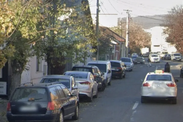 Coșmar zilnic pe o stradă din Cluj-Napoca: șoferii sunt nevoiți să meargă cu spatele ca să se poată întâlni. Un clujean a reclamat totul la autorități