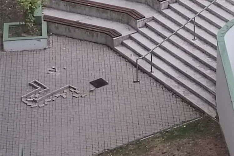 Scandal în Cluj-Napoca! Copii smulg dalele dintr-un parc și se joacă cu ele, în urma lor rămâne un „crater”: „Nu înțeleg de ce fac asta!”