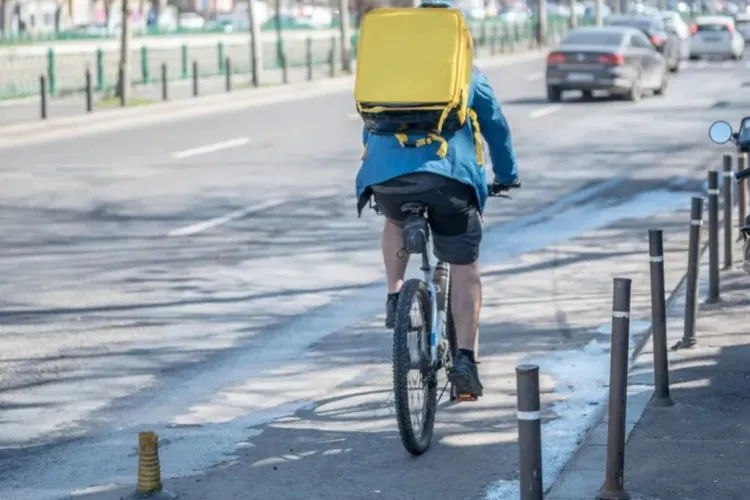 De ce nu mai vor românii să livreze mâncare în Cluj? Dezbatere aprinsă despre salarii, concurență și numărul tot mai mare de străini