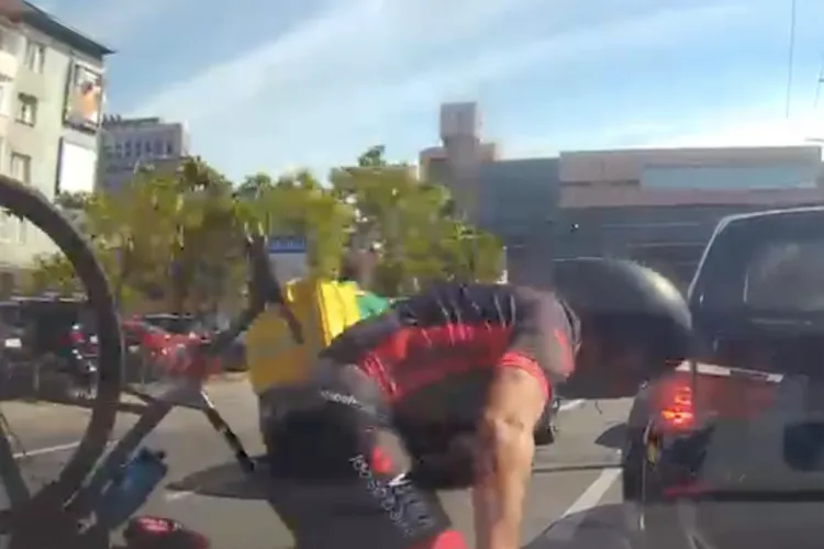 VIDEO. Accident în Cluj-Napoca! Un biciclist ar fi intrat în mașina unui clujean și a fugit: „Nu știu ce a făcut, dar s-a proptit direct în mașină”