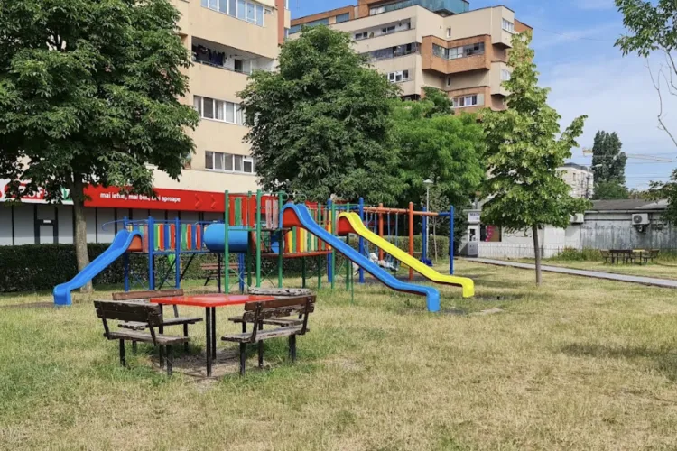 Mizerie de nedescris într-un parc din Cluj-Napoca! Un clujean a rămas șocat de ce a găsit în locul de joacă: „Toboganul e plin!”