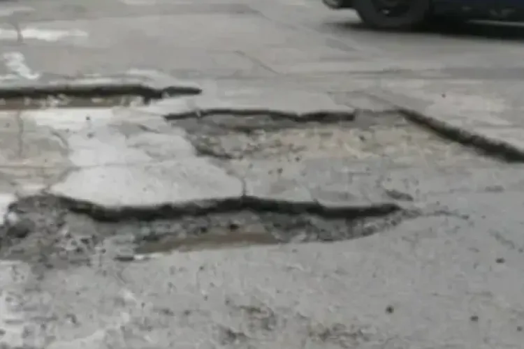O stradă din Cluj-Napoca s-a umplut de gropi din cauza unui șantier: „Mult praf și disconfort”