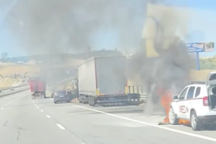 Mașină în flăcări pe A3. Traficul pe Autostrada Transilvania, afectat de intervenția pompierilor