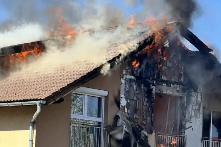 VIDEO. Prăpăd la un bloc din Florești! Mai multe apartamente au luat foc, iar flăcările au ajuns la acoperiș. Pompierii au venit cu autoscări și ambulanță
