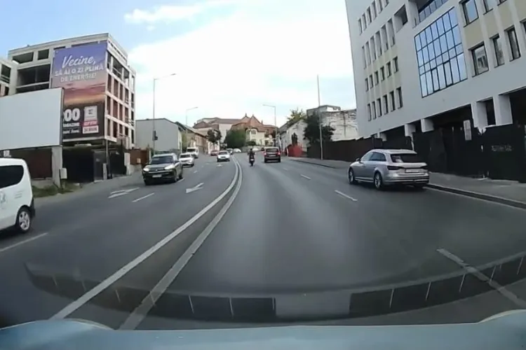 VIDEO. Manevră periculoasă pe Calea Turzii! Un șofer a reintrat brusc pe bandă, iar un Audi a ajuns pe trotuar