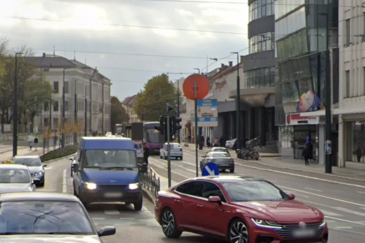 Capcană la semafor pentru bicicliștii din centrul Clujului: Cel de peste drum nu se vede, cel din față e verde doar pentru înainte. Un clujean cere altul