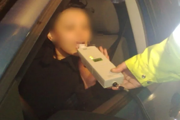 Inconștiență la volan! O femeie s-a urcat la volan beată și a condus prin Cluj-Napoca. A fost reținută de polițiști într-un final