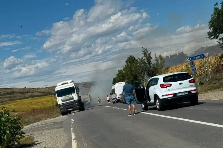 Camion încărcat cu baloți, cuprins de flăcări pe un drum din Cluj! Traficul, blocat pe ambele sensuri